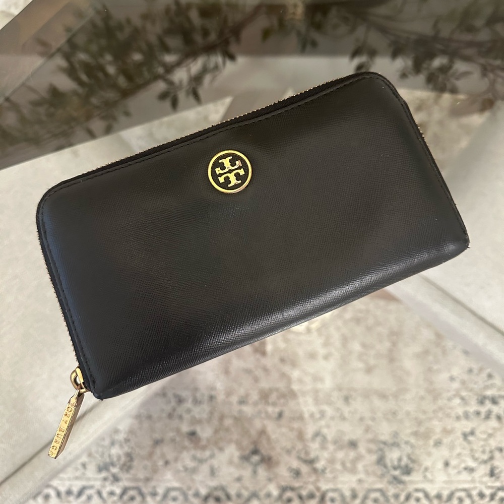 Black Zippy Tory Burch Wallet!